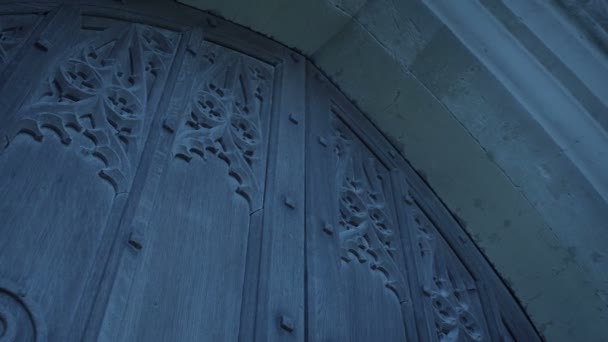 夜の教会の扉 — ストック動画