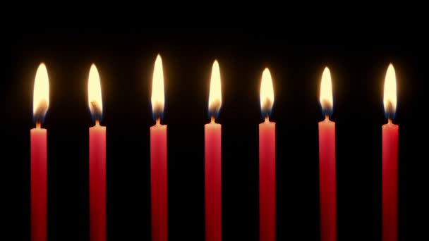 红色的蜡烛在一排燃烧 — 图库视频影像