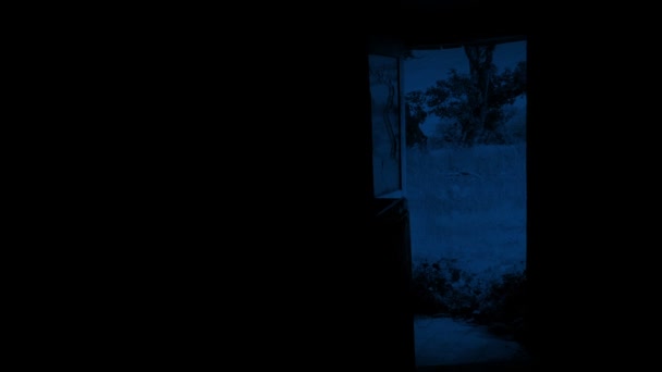 Dentro Vieja Casa Abandonada Por Noche — Vídeo de stock