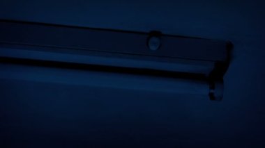 Tavan lambası yanıp sönüyor.