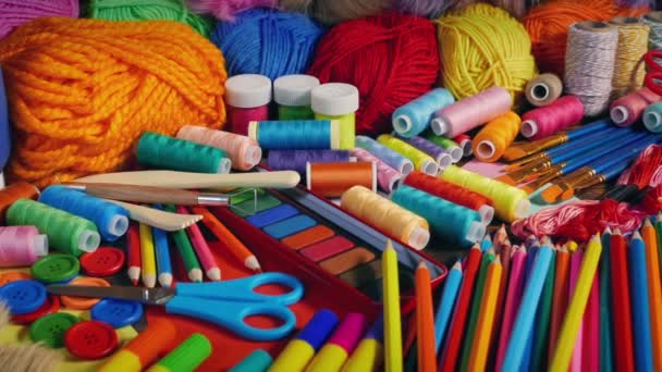 Εμφάνιση Arts Crafts Χρώματα Κραγιόνια Μολύβια Υφάσματα Και Εργαλεία — Αρχείο Βίντεο
