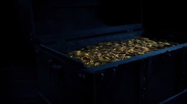 Karanlık Oda 'da Parlak Altın Para Sandığı