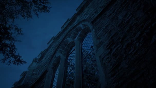 Passando Janela Igreja Refletindo Árvores Noite — Vídeo de Stock