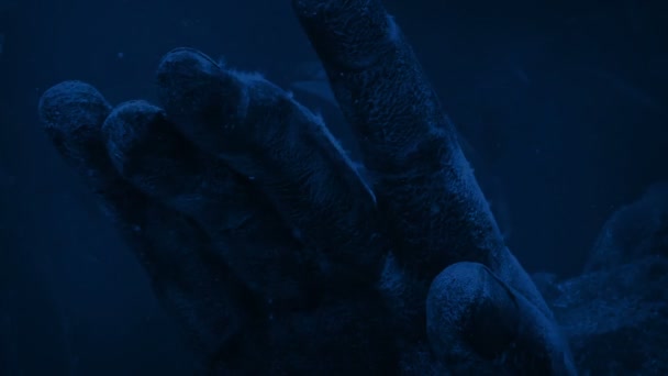 Ancient Hand Statue Underwater Rippling Moonlight — Vídeos de Stock