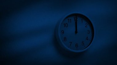 Geceyarısı Korkutucu Gölgeler Duvar Saatinin Üzerinde Hareket Ediyor