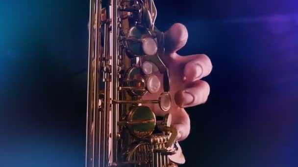 Saxofoon Speler Close Met Podium Lichten Gloeien — Stockvideo