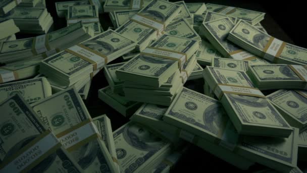 男人堆积如山的钱 — 图库视频影像