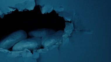 Duvardaki Delik Gizli Uyuşturucu Torbalarını Gösteriyor