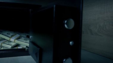 İçinde bir sürü para olan açık kasadan geçmek