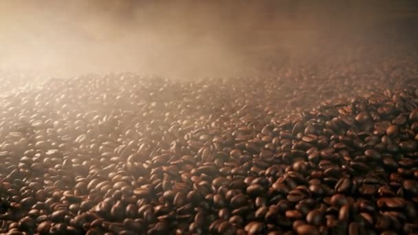 Parujące Ziarna Kawy Pile Moving Shot — Wideo stockowe