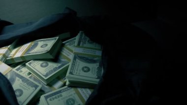 Para dolu spor çantası geçiyor.