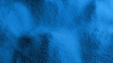 Pudralanmış Mavi Madde Yavaşça Dönüyor