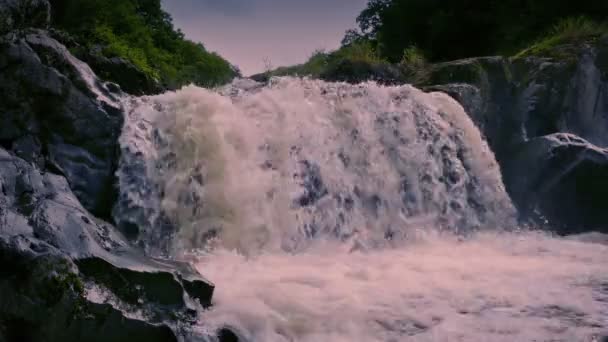 Kleine Waterval Boven Rotsen Bij Zonsopgang — Stockvideo