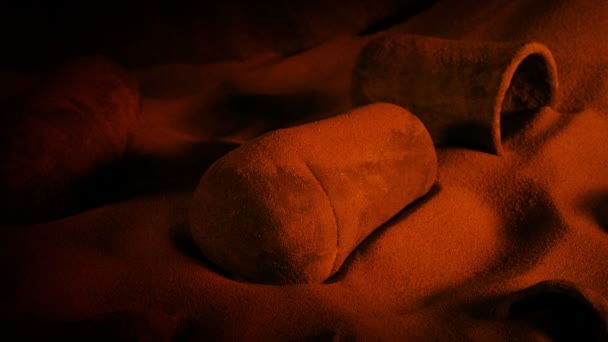 Kamenná Nádoba Vyzvednuta Podlahy Jeskyně Světle Ohně — Stock video