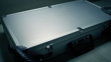 Para dolu çanta açıldı ve götürüldü.