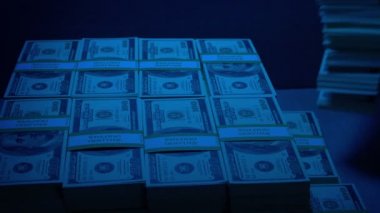 Adam banka kasasında yığınla para alıyor.