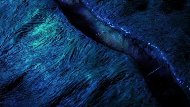 Criatura Azul Abre Mostrando Interiores Escorregadios — Vídeo de Stock