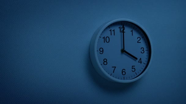 暗闇の中の4時の壁の時計 — ストック動画