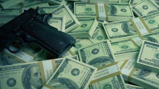枪炮正对着一堆堆钱动一枪 — 图库视频影像