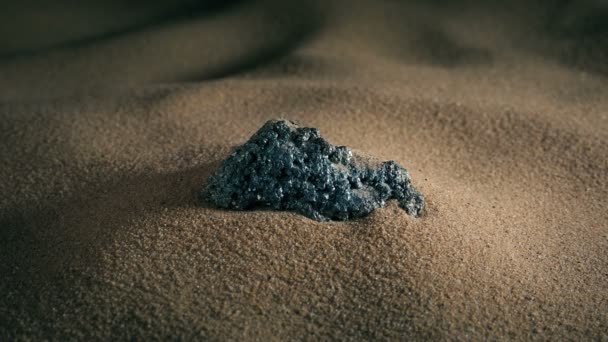 Mineralgestein Aus Dem Sand Geholt Edelmetalle — Stockvideo