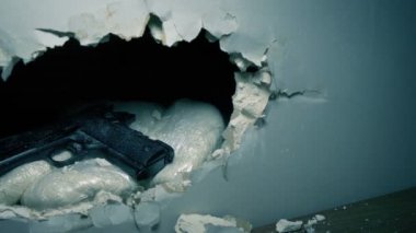 Silah ve Uyuşturucu Duvar Çekimine Saklı