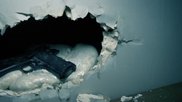 Pistola Drogas Ocultas Pared Tiro Movimiento — Vídeo de stock