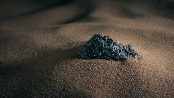 Μεταλλικός Βράχος Στην Άμμο Μεταλλεία Μέταλλα Έννοια — Αρχείο Βίντεο