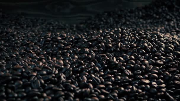 Przechodząc Dużą Kupę Ziaren Kawy — Wideo stockowe