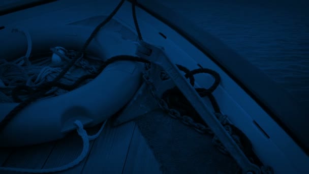 Segeln Boot Bei Nacht Vor Pov Mit Rettungsring — Stockvideo