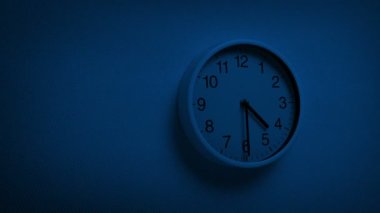 Gece 4.30 Duvar Saati