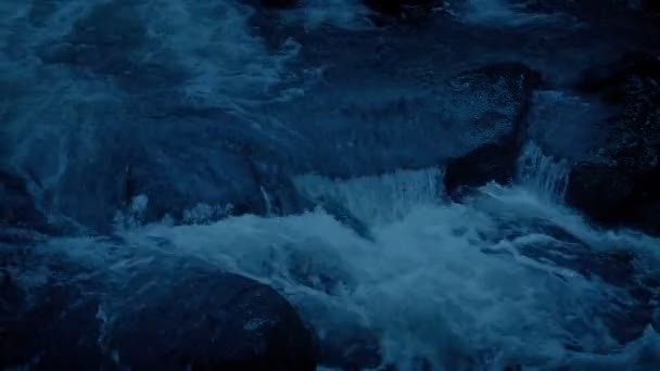 夕方の岩の上を流れる山の川 — ストック動画
