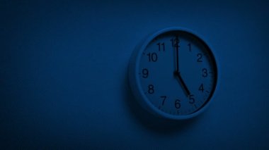 Saat 5: 00 Gece Duvarı Saati
