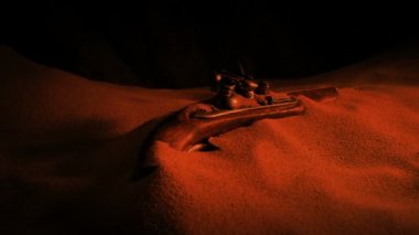 Korsan Şöminedeki Kumdan Tabancayı Aldı