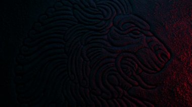 Antik Aslan ateşle parlıyor