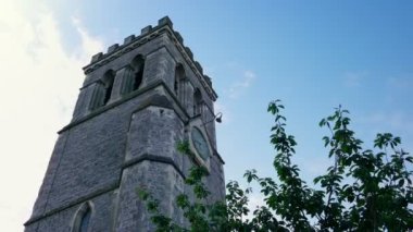 Güneşin doğuşuyla birlikte kilise binası Esinti içindeki ağaçla birlikte