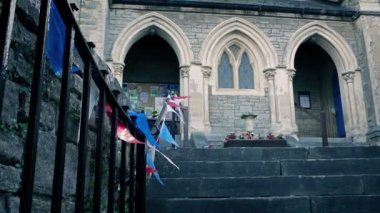 Kiliseye Merdivenlerde Bayraklar Dalgalanıyor