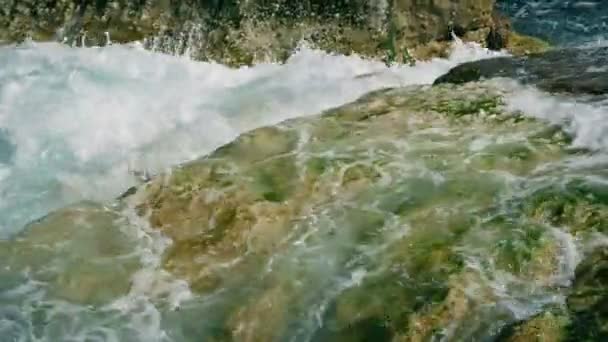 Ondas Grandes Salpicam Sobre Rochas Mar — Vídeo de Stock