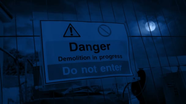 夜间建筑物地盘危险拆卸标志 — 图库视频影像