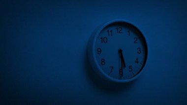 5.30 Gece Duvarı Saati