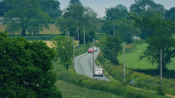 鸟儿飞驰而过的乡村风景中的汽车与风车 — 图库视频影像