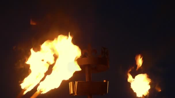 Faro Iluminación Antorchas Fuego Por Noche — Vídeo de stock