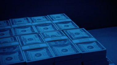 Adam güvenli bölgede yığınla para kaptı.