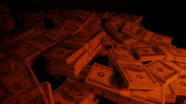 Masaya yığınla para şömine ışığında