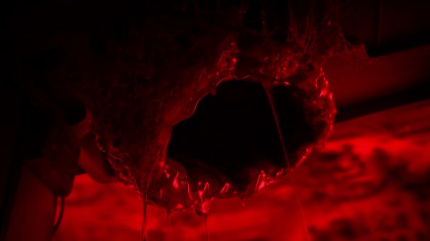 卵のスナックドリップ赤い光の中でスライム — ストック動画