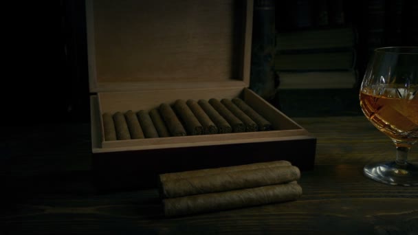 Cigar Box Και Ουίσκι Στο Τραπέζι Από Βιβλία — Αρχείο Βίντεο