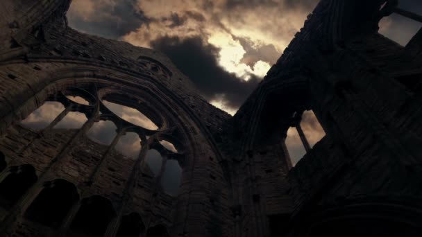 戏剧化的太阳出现在修道院废墟之上 — 图库视频影像