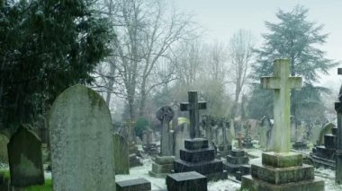 Kışın kar yağarken mezar.