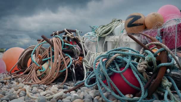 Ψάρεμα Νετς Και Buoys Pile Στην Παραλία — Αρχείο Βίντεο