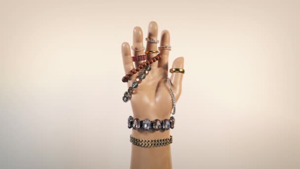 Hand Modellering Mode Armband Och Ringar Roterar — Stockvideo