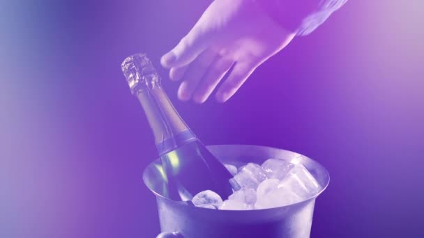 Man Plockar Upp Champagne Festen — Stockvideo